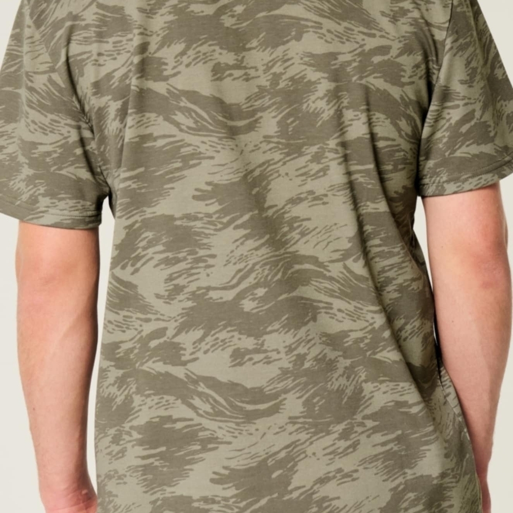 Hollister Men's Green Camouflage T-Shirt - Picture 2 of 3